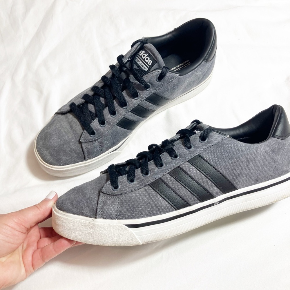 🔥Adidas Men's Gray three stripe sneakers sz10